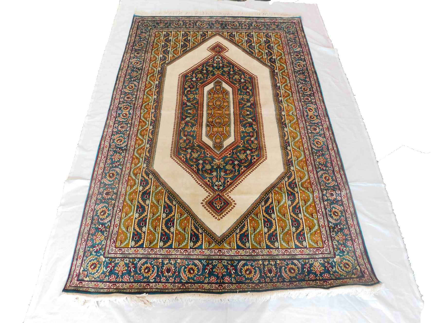 Size 4x 6 feet's Hand-made Carpet KE 07)