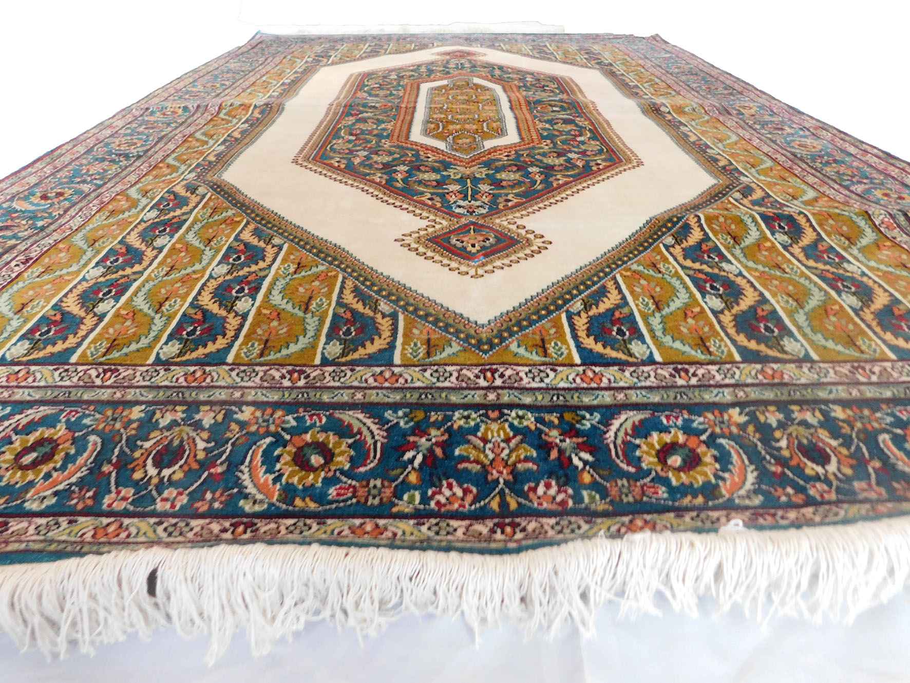 Size 4x 6 feet's Hand-made Carpet KE 07)